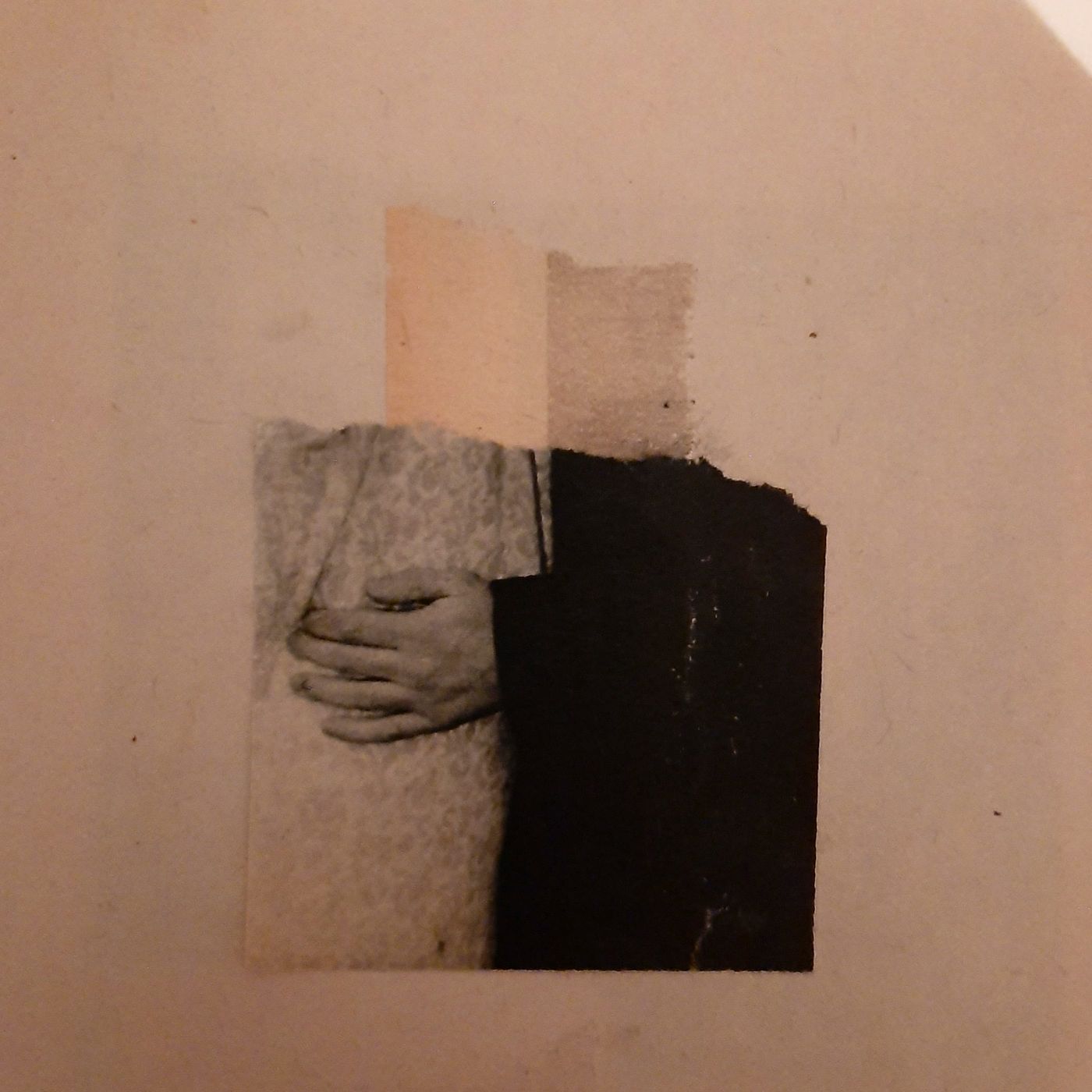 Collage: unas manos que abrazan un cuerpo, entre papeles rasgados en tonos rosados y negros.
