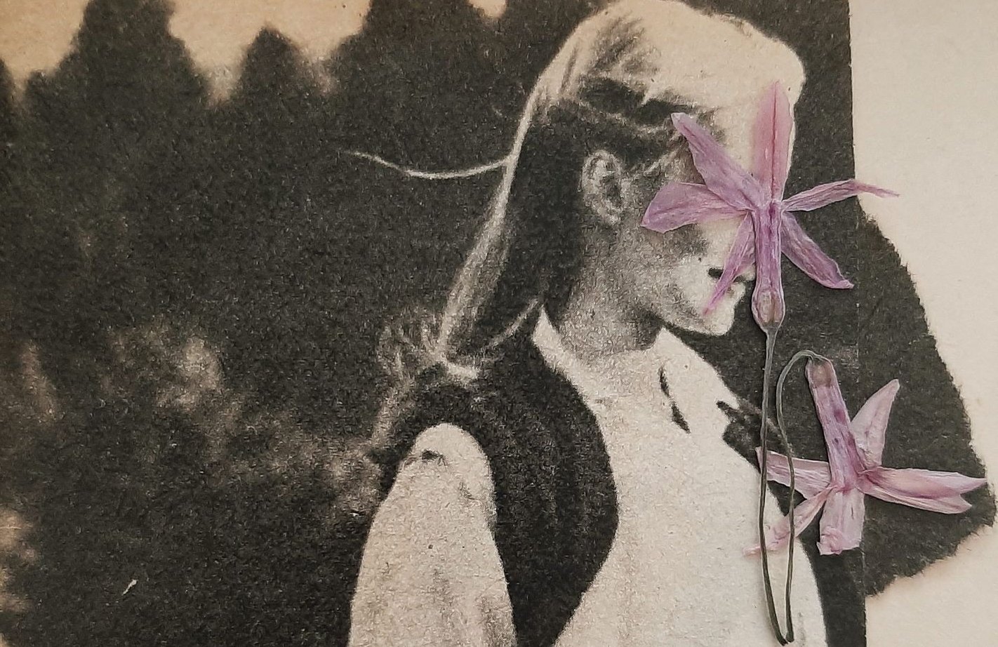 Collage: retrato antiguo de una joven de perfil, con una flor lila pegada sobre el ojo.
