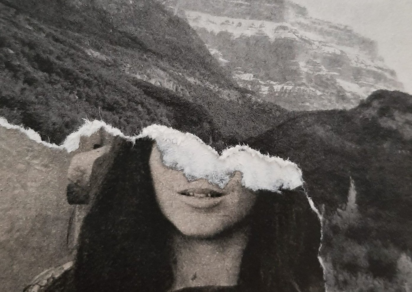 Collage: un paisaje de montañas y el rostro de una mujer cuyos ojos tapa una nube de papel rasgado.