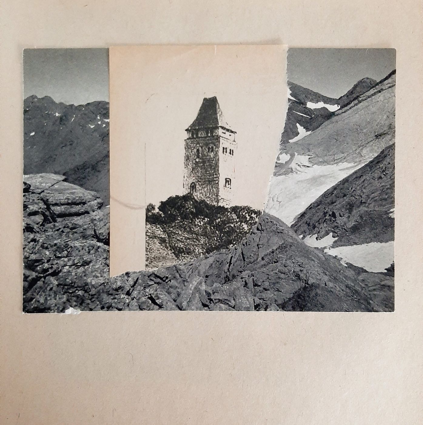 Collage: una torre de piedra solitaria entre montañas nevadas.