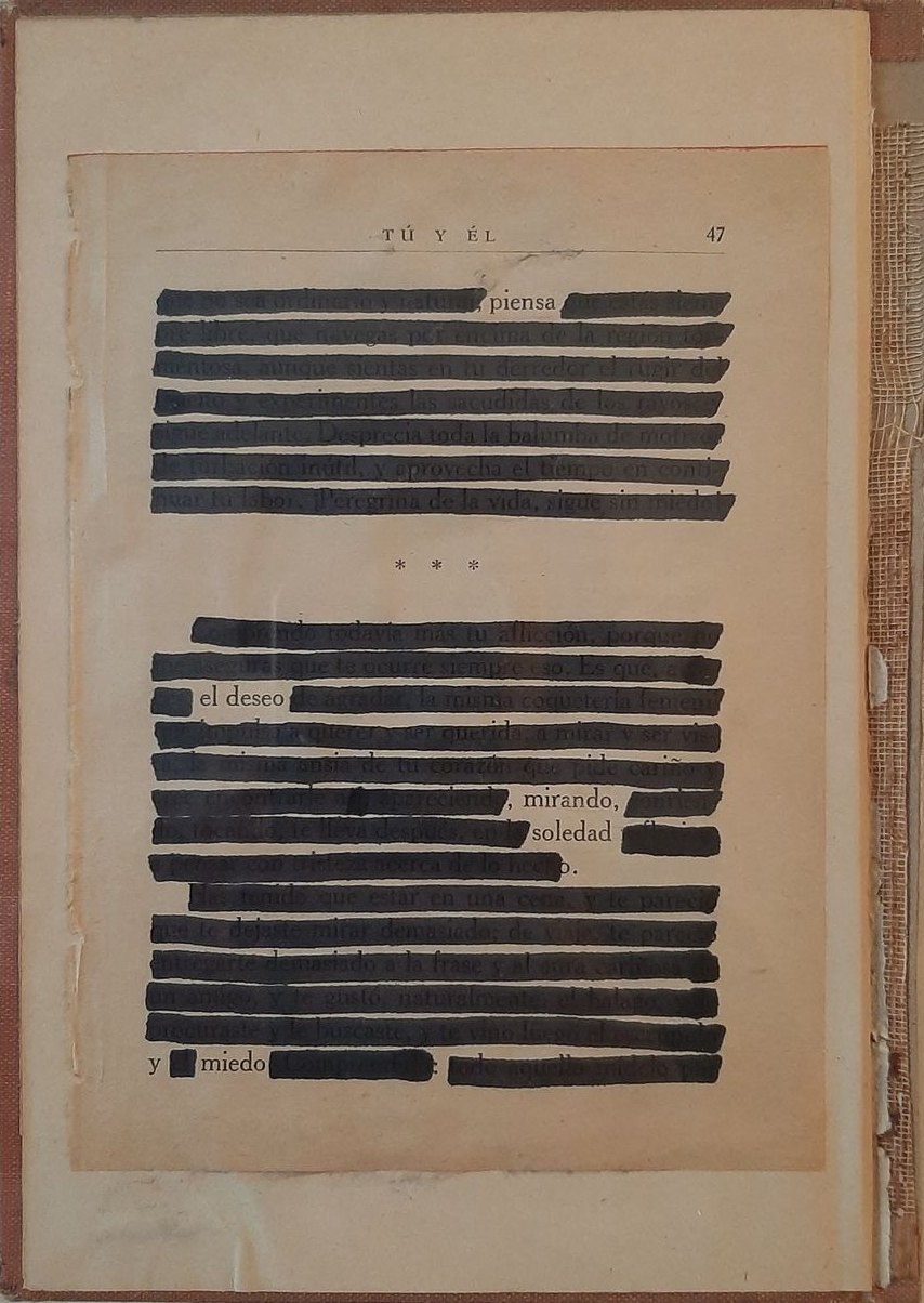 Poema tachado: una página de libro cubierta de tinta en la que solo quedan algunas palabras sueltas.